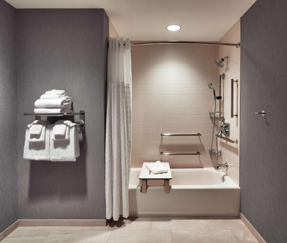 Queen Room with Two Queen Beds, Sofa Bed and Accessible Tub interior